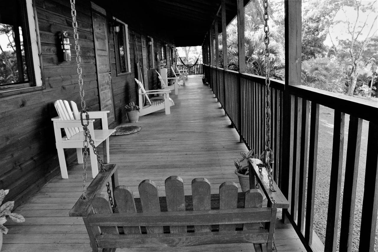 The Log Cab-Inn San Ignacio Exteriör bild